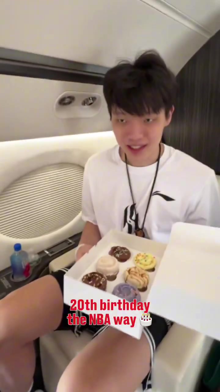 生日快乐杨瀚森在去往波特兰飞机上开拓者官方为他庆生