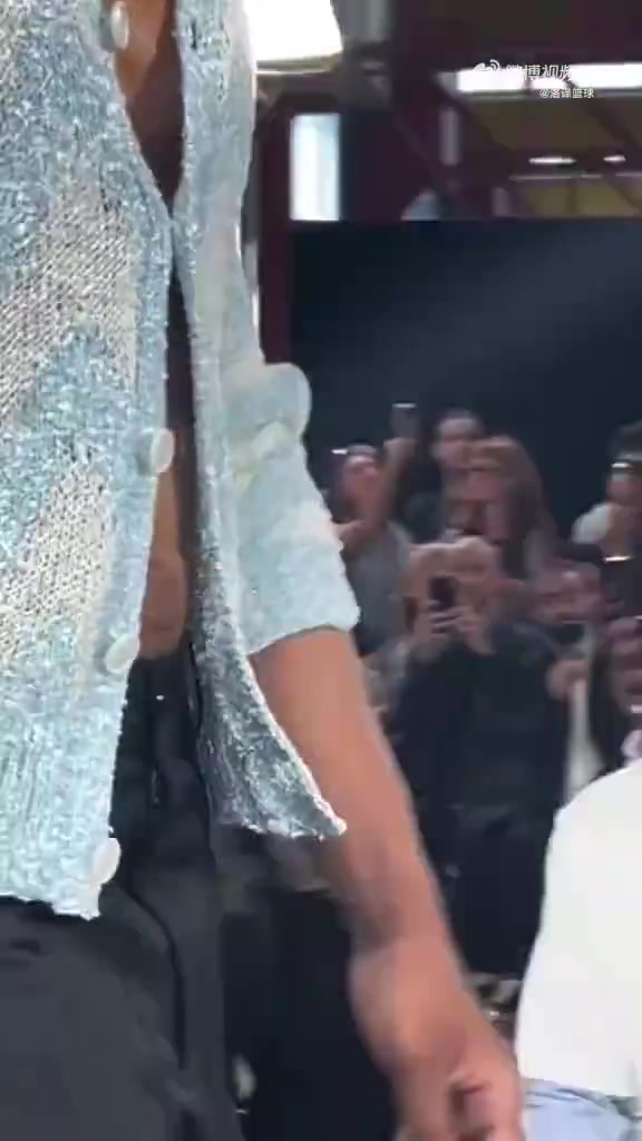 俩大胸肌甩来甩去威少参加巴黎时装大会化身模特身穿女装走秀