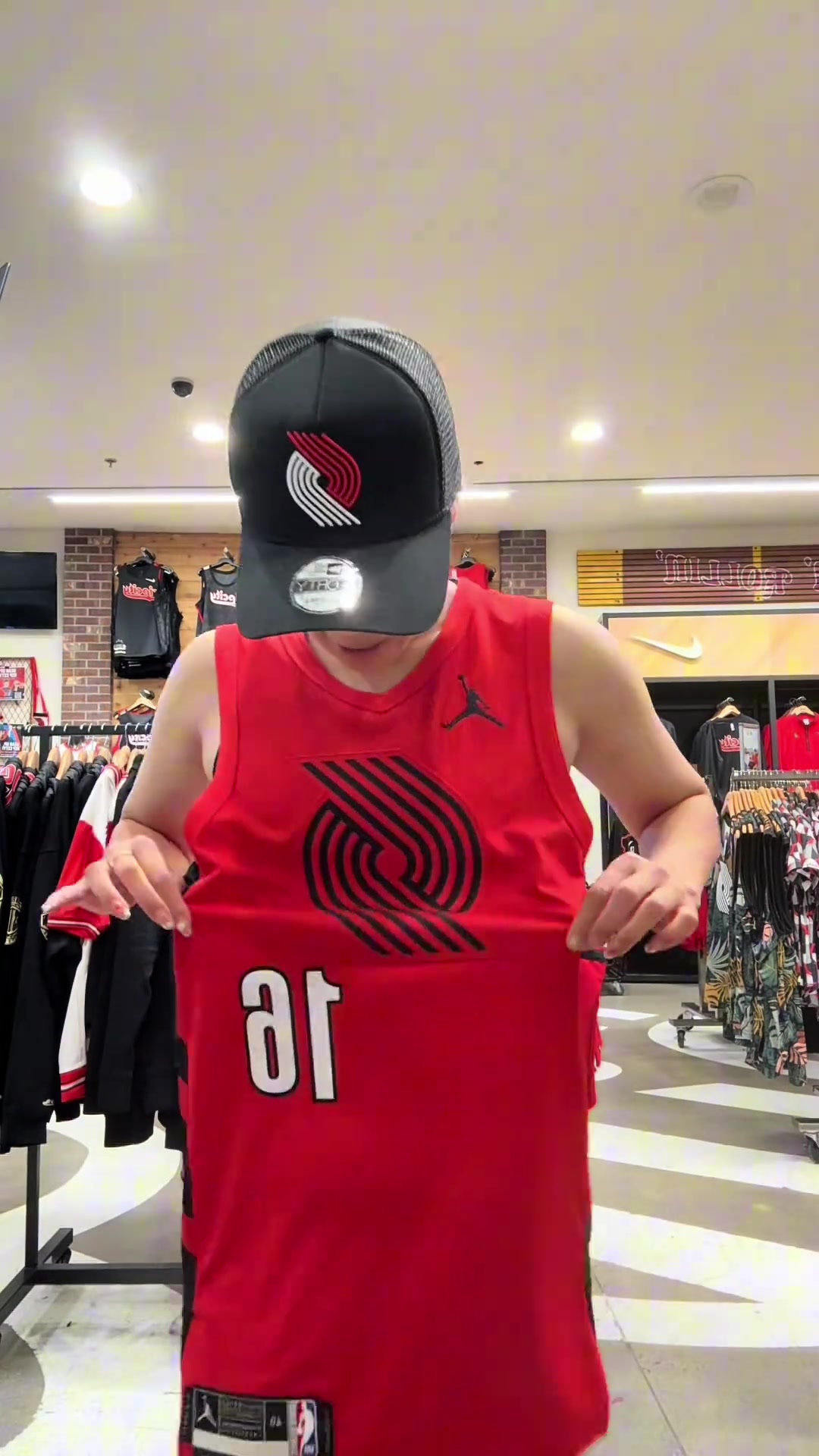 女网友上身杨瀚森开拓者球衣我是全网第一个穿上16号的球迷哦