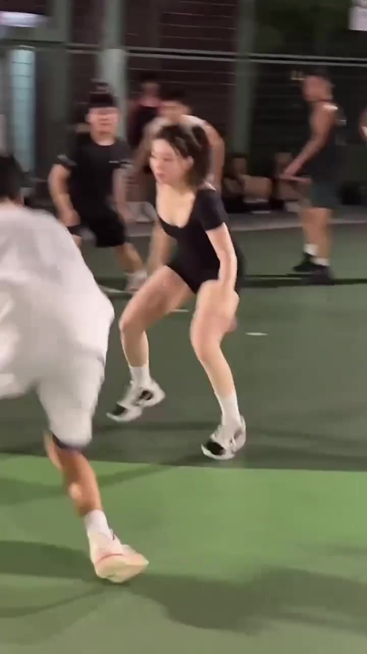 这女生真是拼尽全力防守了我好想她也这么防我