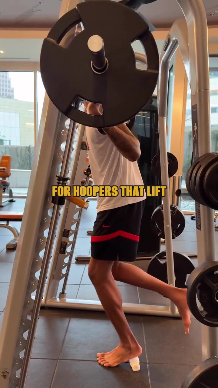 新赛季加油冲贾巴里-史密斯在训练房进行力量训练