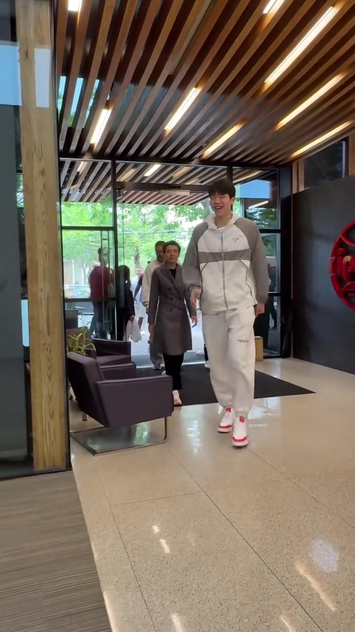 杨瀚森抵达波特兰开拓者