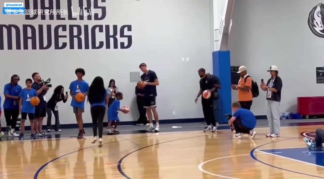 融入挺快弗拉格在记者发布会后参与到球迷活动中