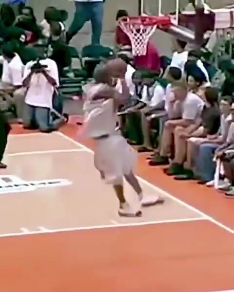 现在看不到了06年AirUpThere玩出720度扣篮