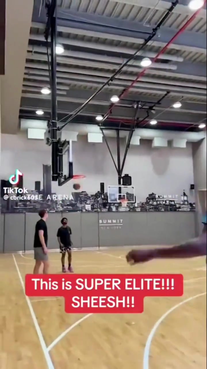 火箭球员近期训练视屏杜兰特远投恐怖如斯 小贾强化核心力量