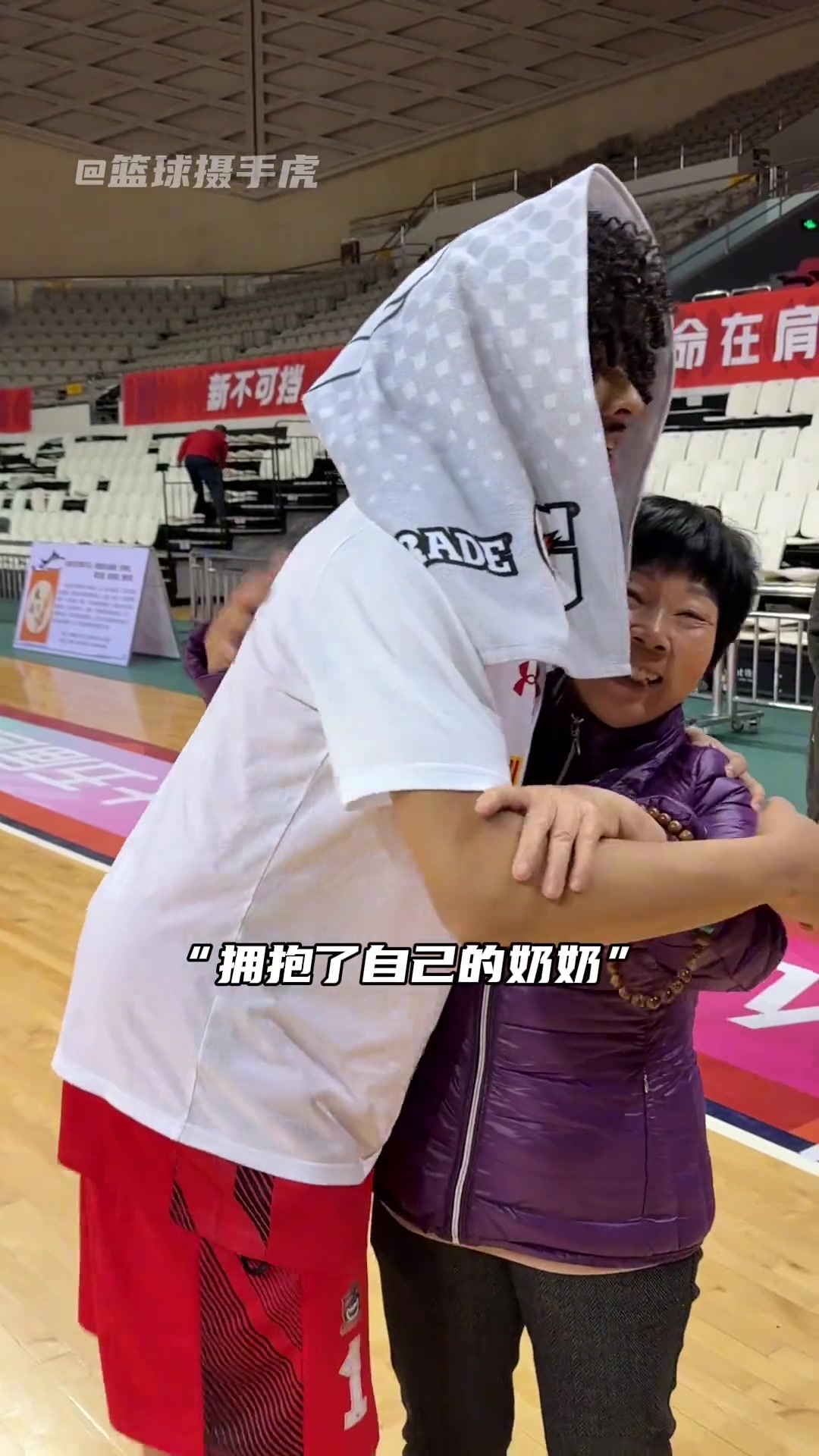 给老朱家长脸了混血球员朱正身披国家队队服拥抱奶奶和表姑