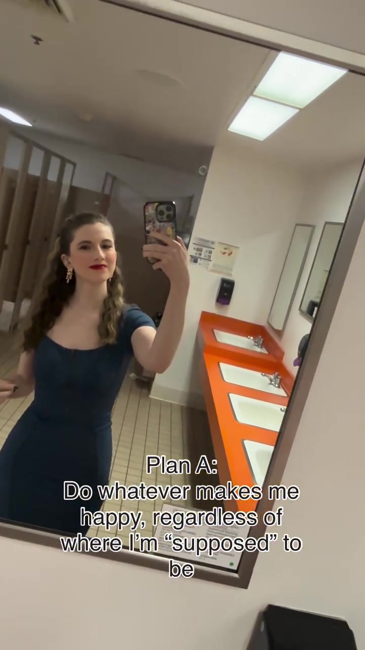 电视报道杨瀚森的美女找到了开拓者体育记者布伦娜-格林