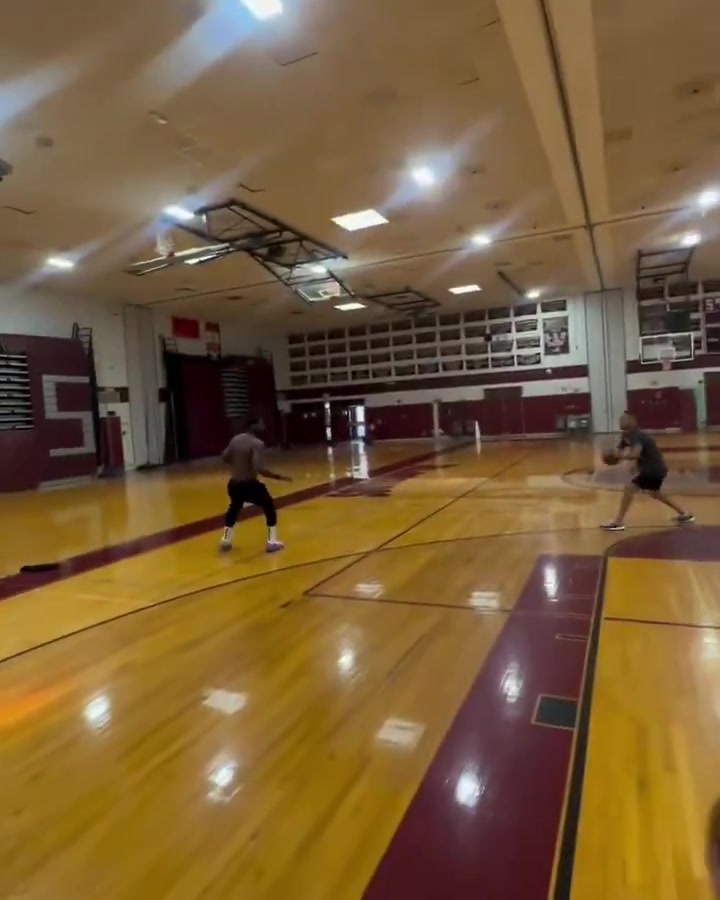 40岁体能依旧恐怖詹姆斯半分钟内连续突破暴扣6次