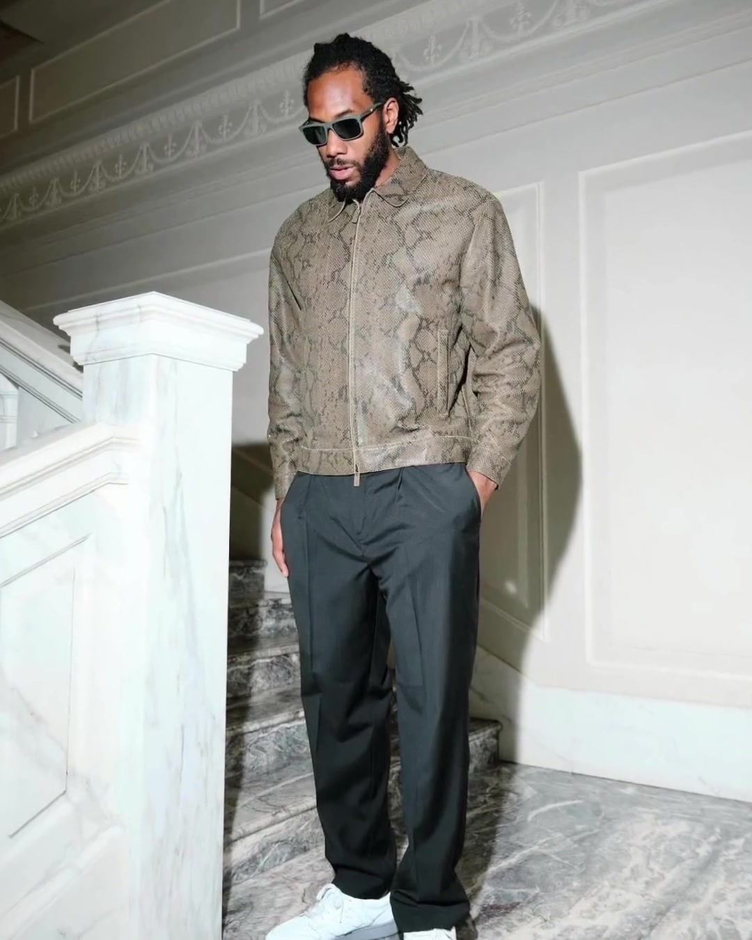 有点胖了小卡参加时装周走秀 还是那么放荡不羁