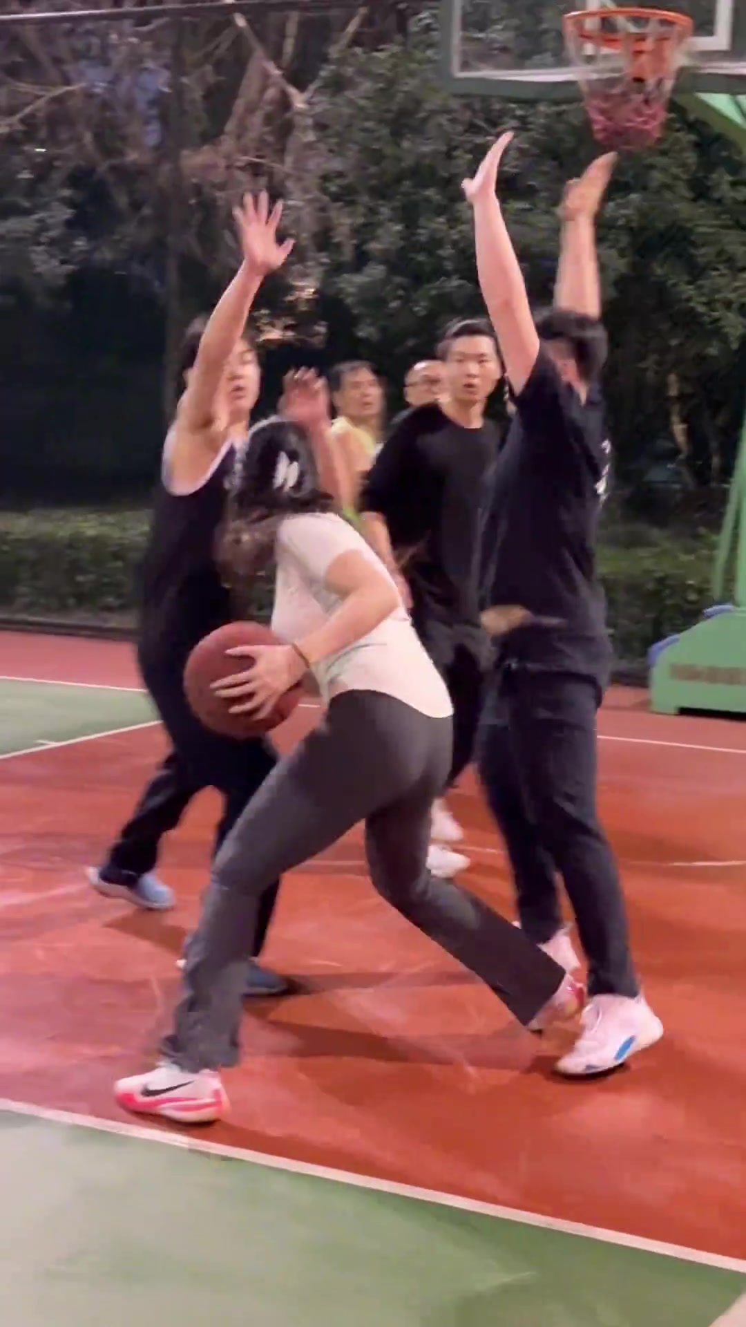 真是严密防守啊国产卡戴珊肘姐遭遇两人包夹这突不进去了