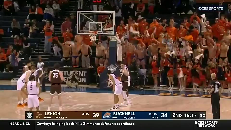 上尺度了游泳队脱裤子干扰对手罚球成功导致2罚不中