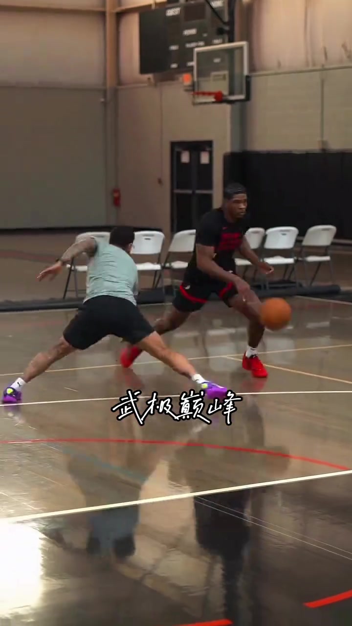 练点传球呀开拓者后卫亨德森开启疯狂训练模式