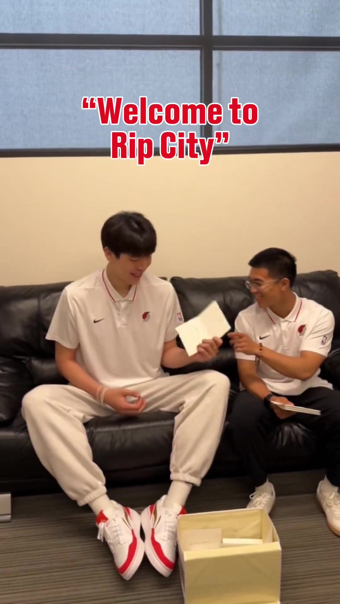 真好球迷们给杨瀚森写卡片送祝福 杨瀚森一封封读并感谢球迷