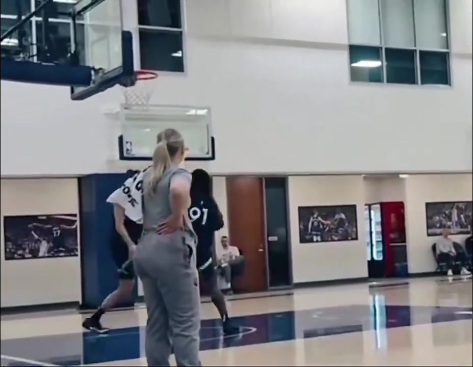 看到了杨瀚森在森林狼的试训狼队可能也有意他啊