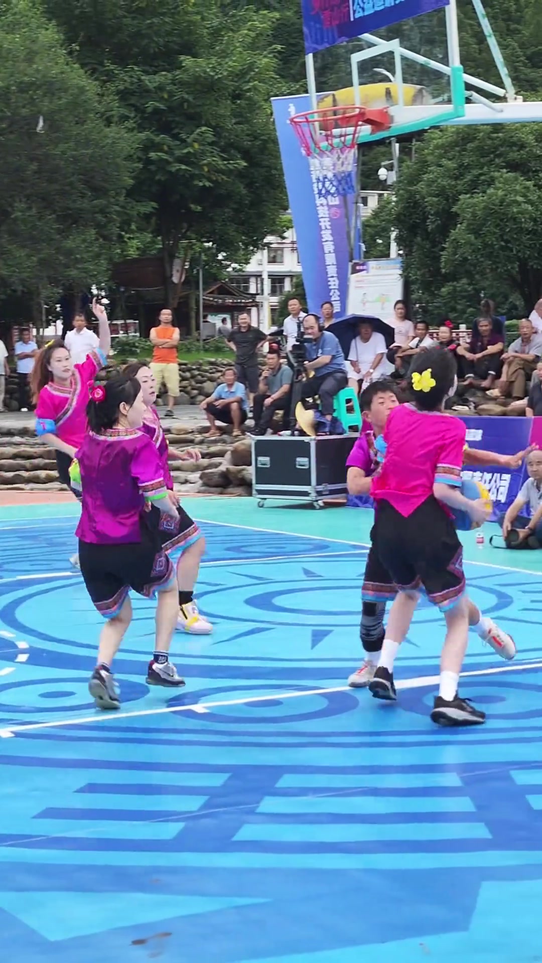 小女生勇闯贵州姑妈篮球赛这小身板还是扛不住啊