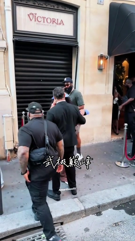 到哪都是焦点哈登遇4美女搭讪后潇洒离开