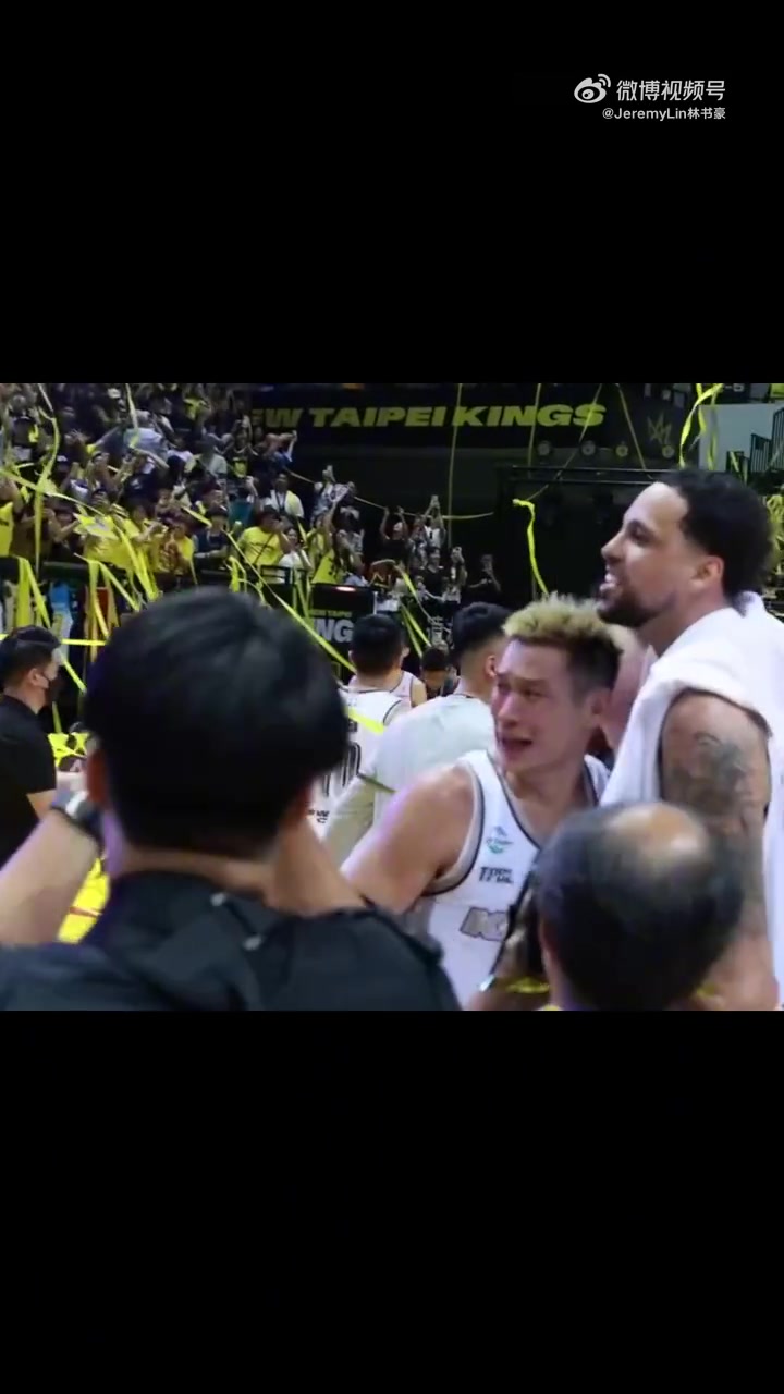 林书豪发视频庆祝夺冠我们是冠军Back to back