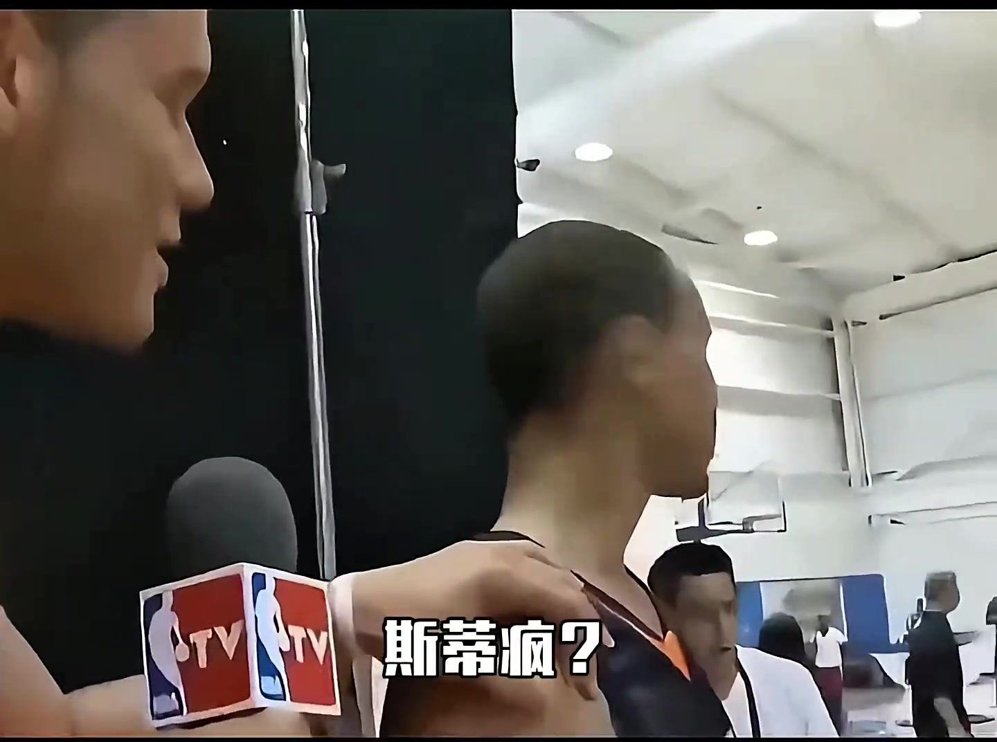 09年选秀之后 年轻的格里芬采访库里 居然都没喊对库里名字哈