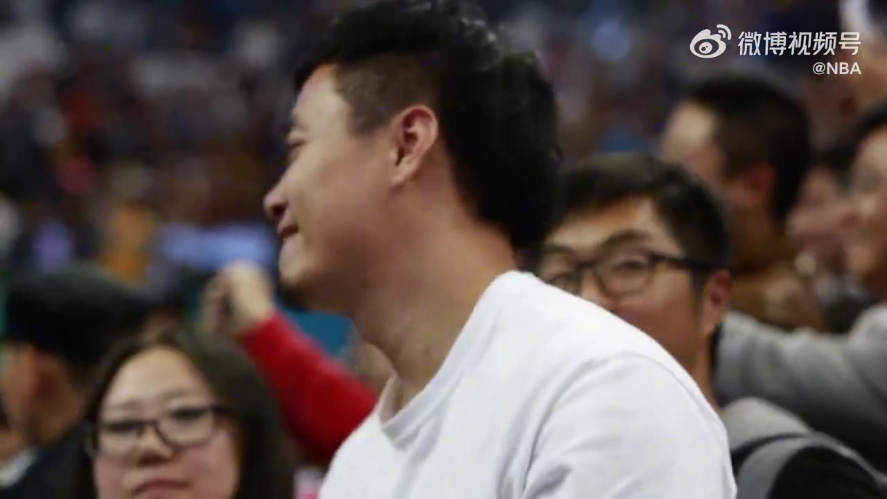 这是谁的青春回忆2013年NBA中国赛科比为球迷签名