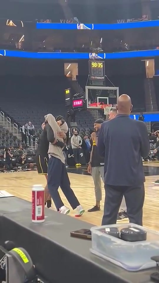 在鹈鹕重聚卢尼是普尔关系最好的队友吗此前拥抱逗笑小佩顿