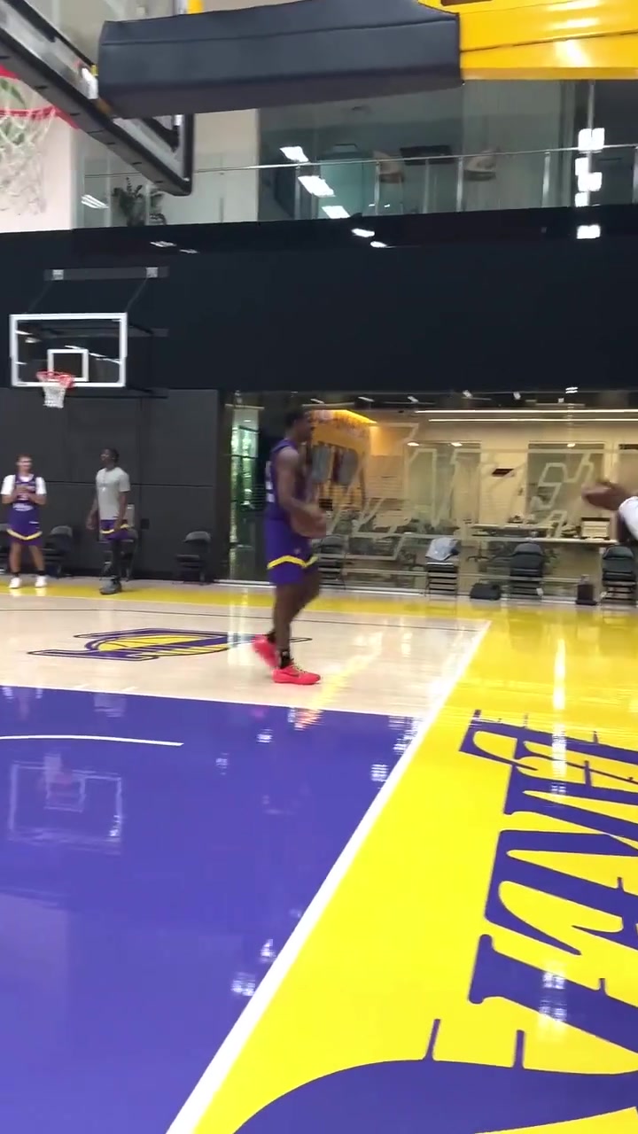 备战夏联布朗尼秀滑翔劈扣 克内克特抱头捧场