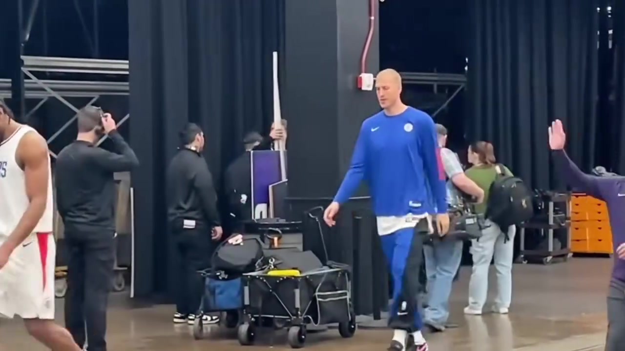 关系不错此前赛后哈登和比尔老婆开心握手比尔有机会来快船吗