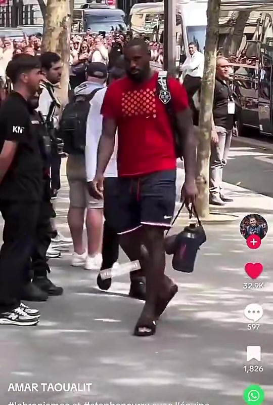 太真实了詹姆斯和库里回酒店路上被球迷热烈欢呼但轮到哈利伯顿的时候