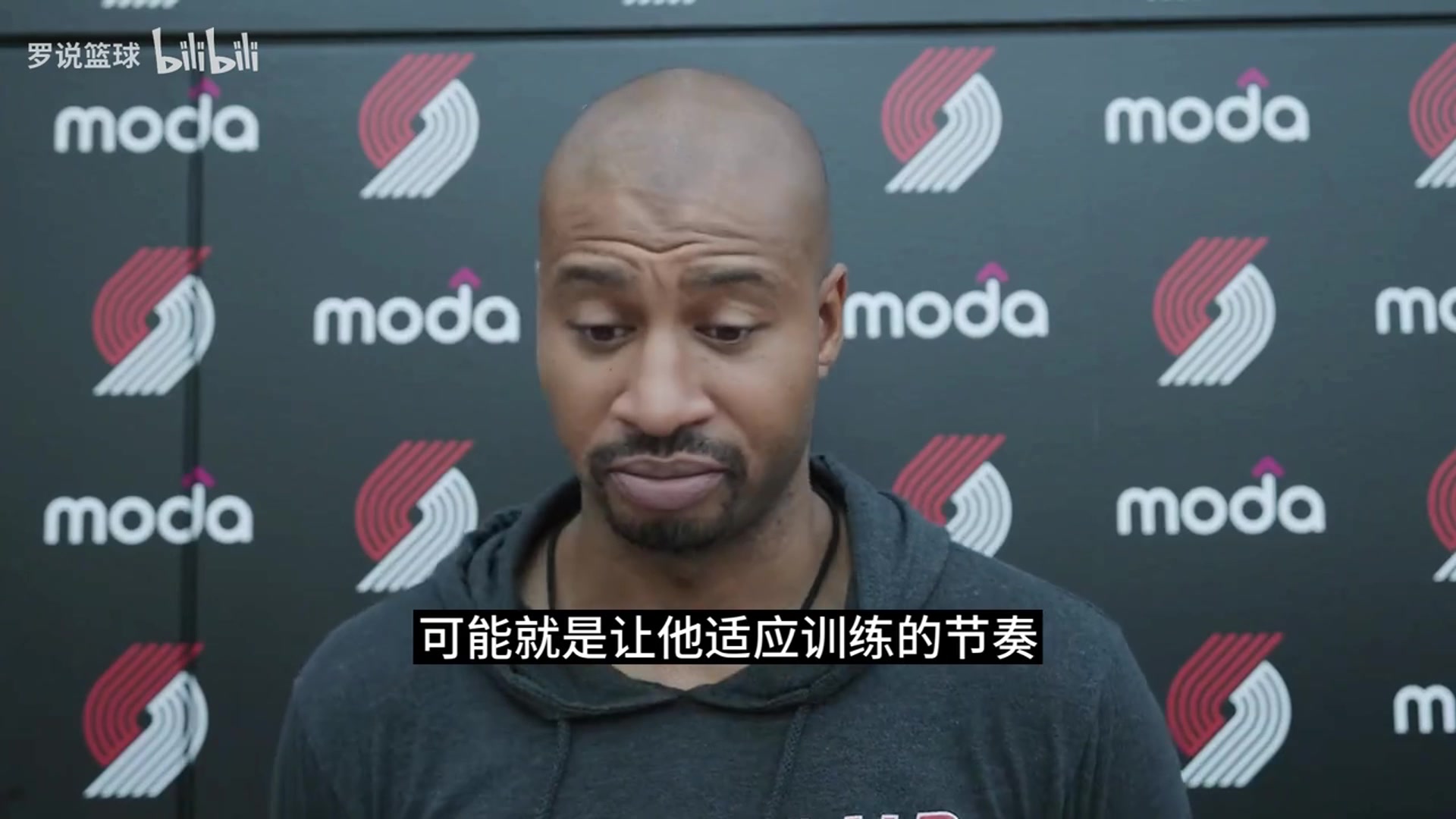 开拓者夏联主帅杨瀚森成熟稳重肯定会专门围绕他去设计些战术