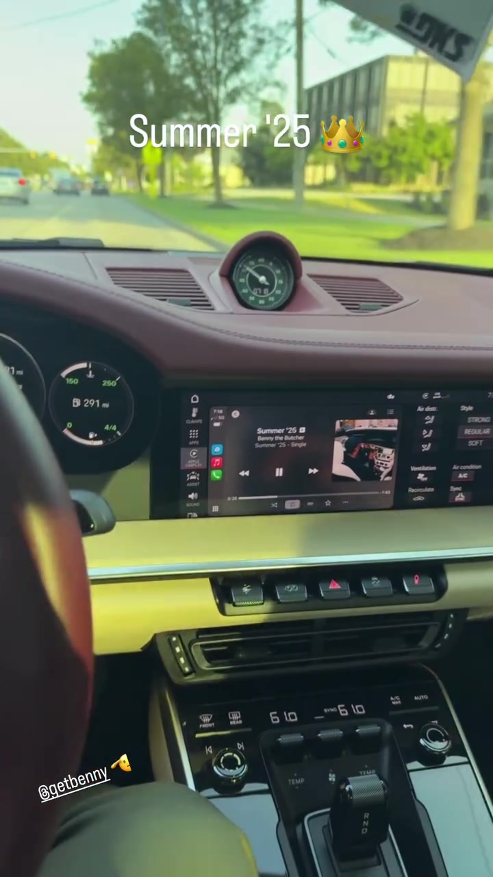 单手开保时捷还拍视频老詹这样开车不会被罚么