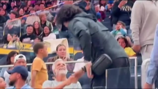 库里小老弟桑托斯过来跟肉侬打招呼