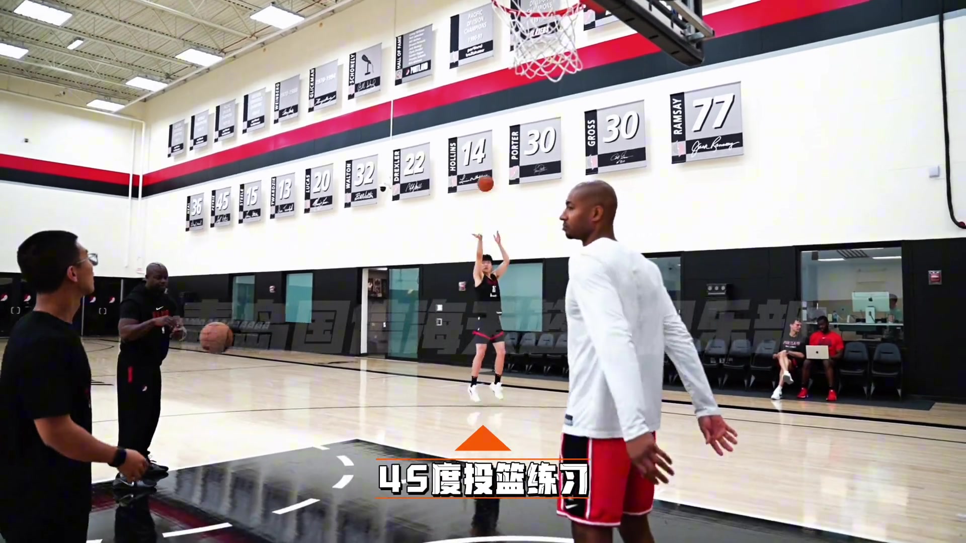 重视杨瀚森赛后加练 比卢普斯路过亲自指导跑位️