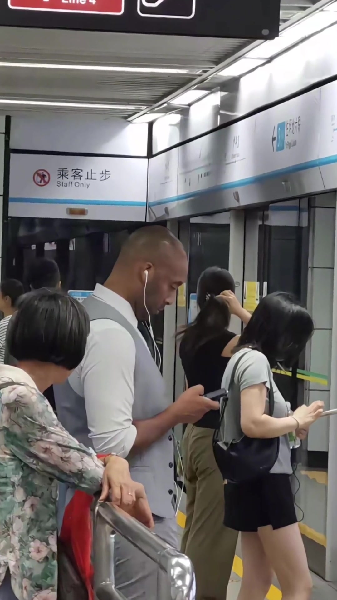 真的假的网友晒在地铁偶遇科比这侧脸也太像了吧