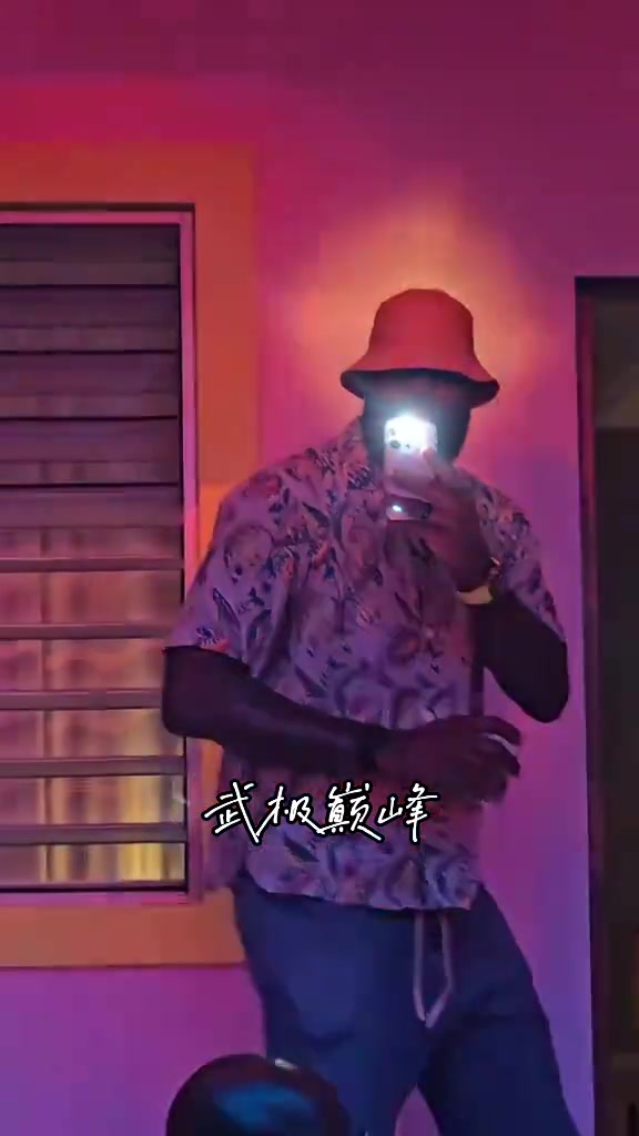 这明明就是来抢风头的詹姆斯在坏兔子演唱会彻底玩嗨了