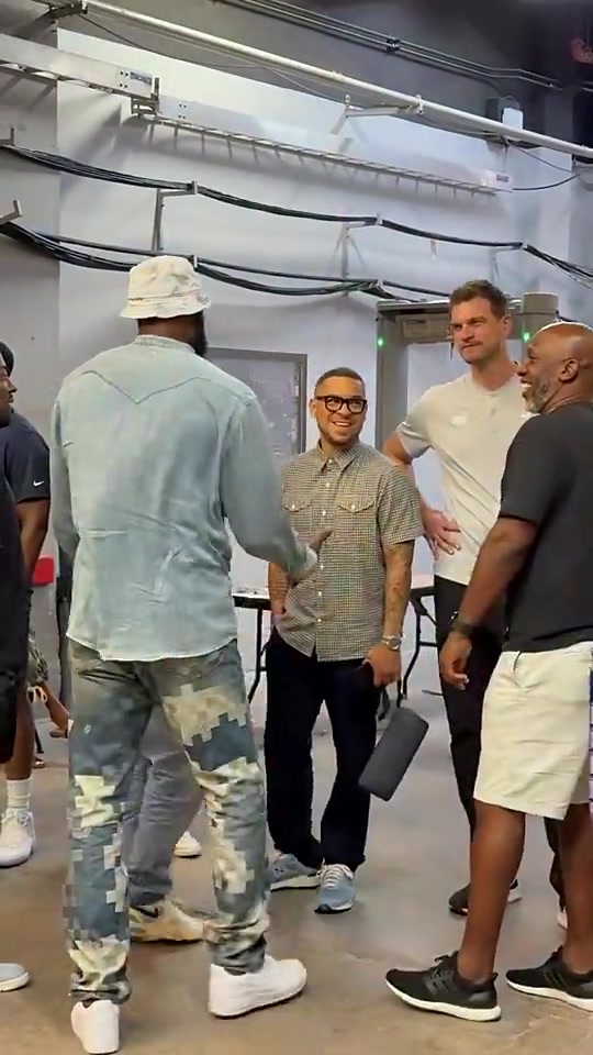 都是老对手了詹姆斯球员通道与杨瀚森主教练比卢普斯相谈甚欢