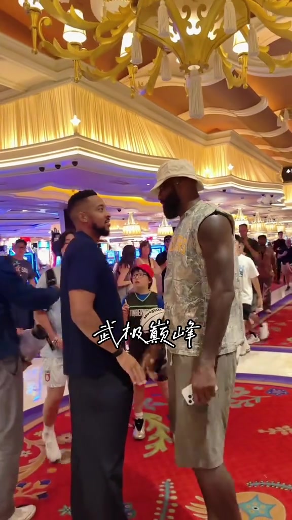 前工会主席詹姆斯与CJ-麦科勒姆在拉斯维加斯偶遇拥抱寒暄