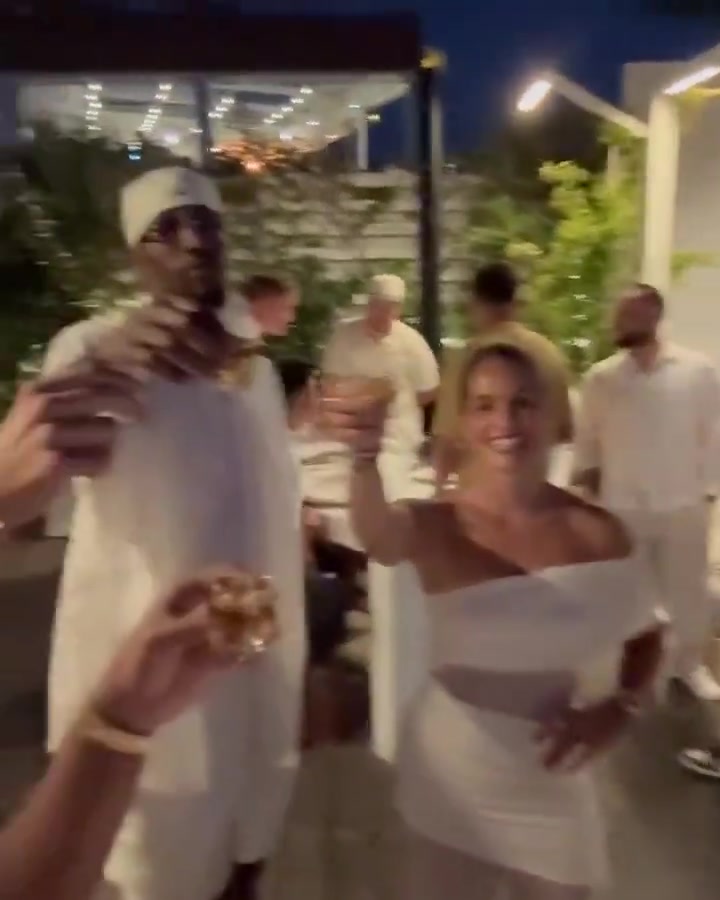 东契奇和阿德巴约一起聚会....