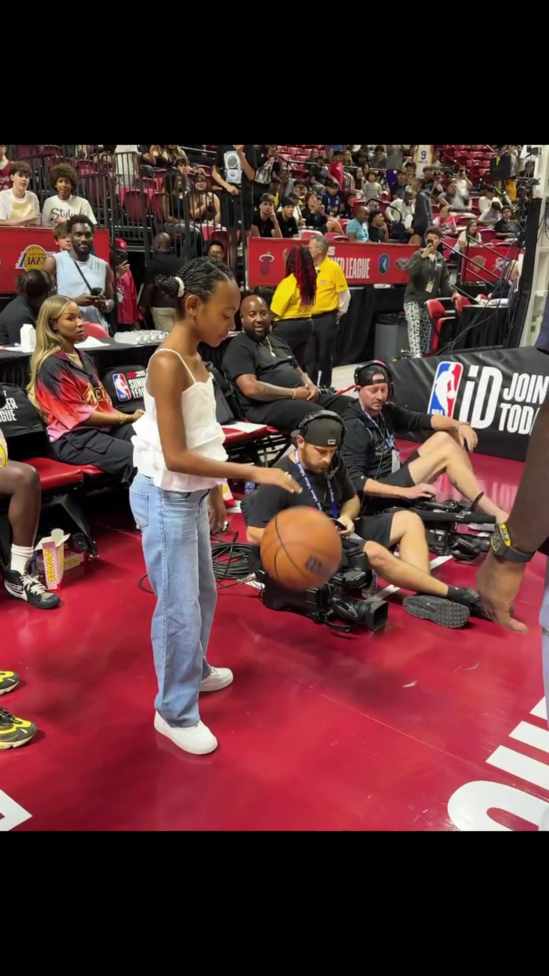 老詹很开心啊詹姆斯同朱莉场边开心玩球