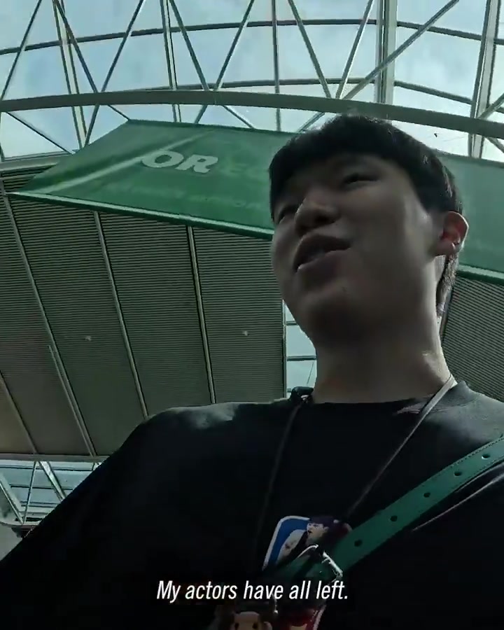 杨瀚森简直社交悍匪啊在机场人气是真高