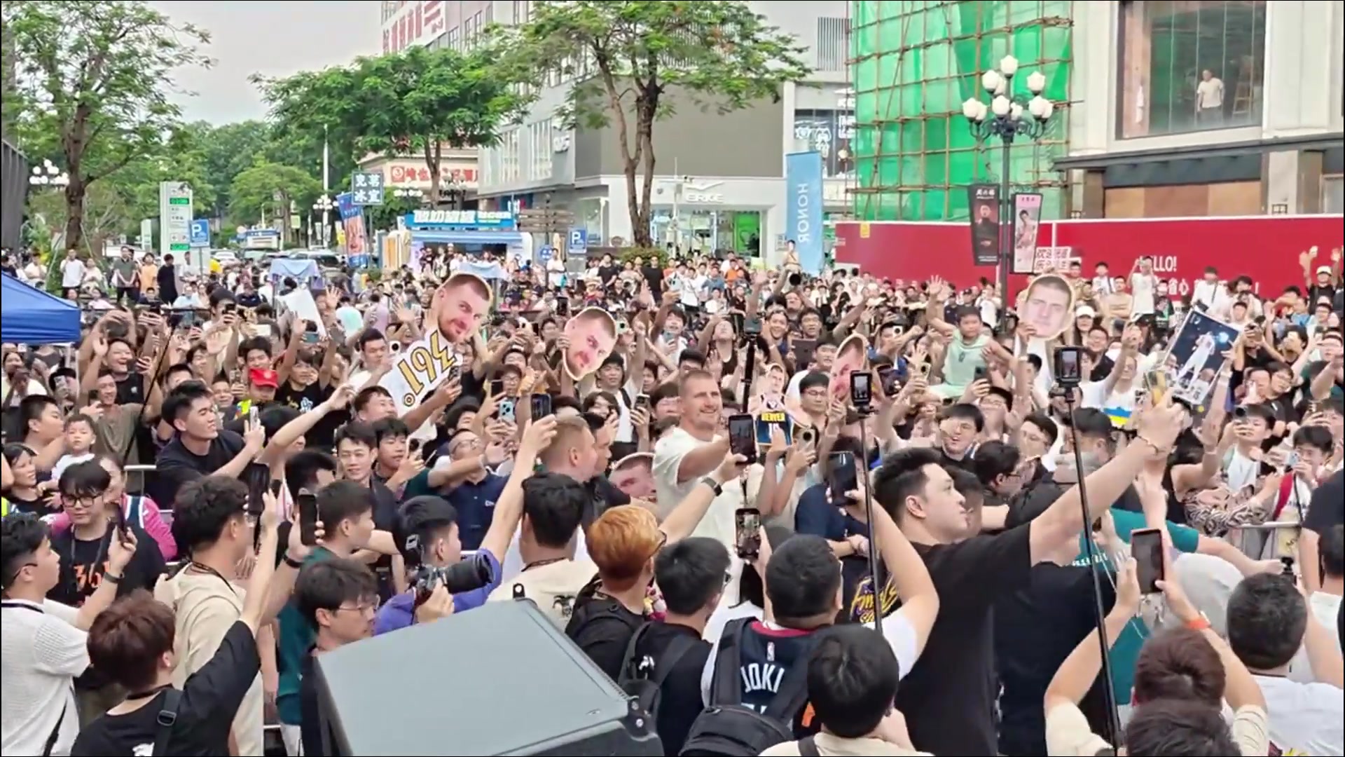 球迷围的里三层外三层约老师中国行这人气比起詹库杜登如何