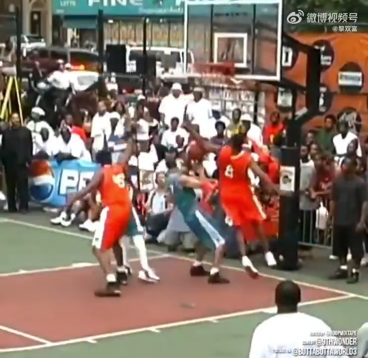 23年前的今天已经拿下三连冠的科比现身洛克公园大杀四方