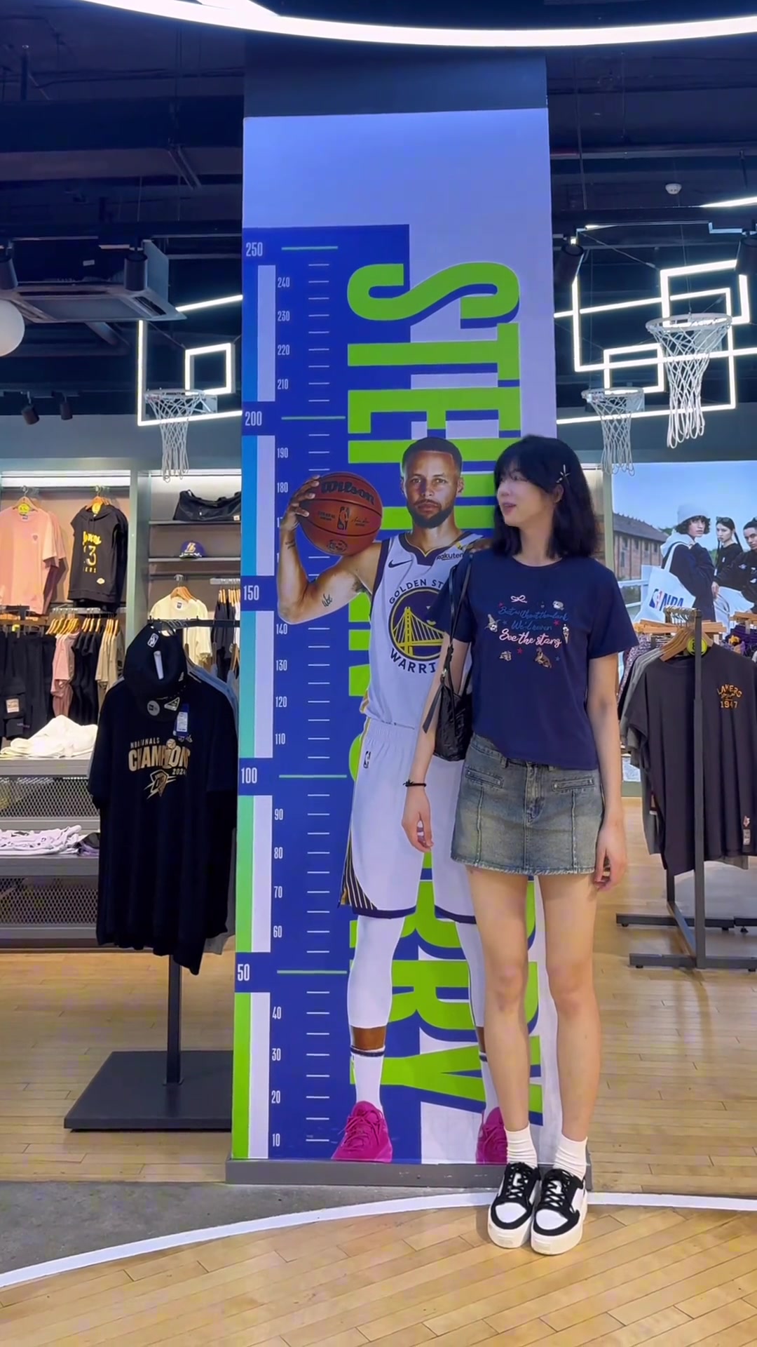 小姐姐虽然明显穿了增高鞋但这身高绝对实打实的至少1米8