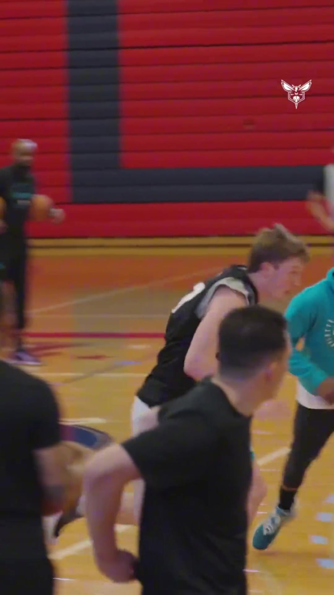 黄蜂斩获队史首座夏联冠军奖杯4号秀克努佩尔当选夏联MVP