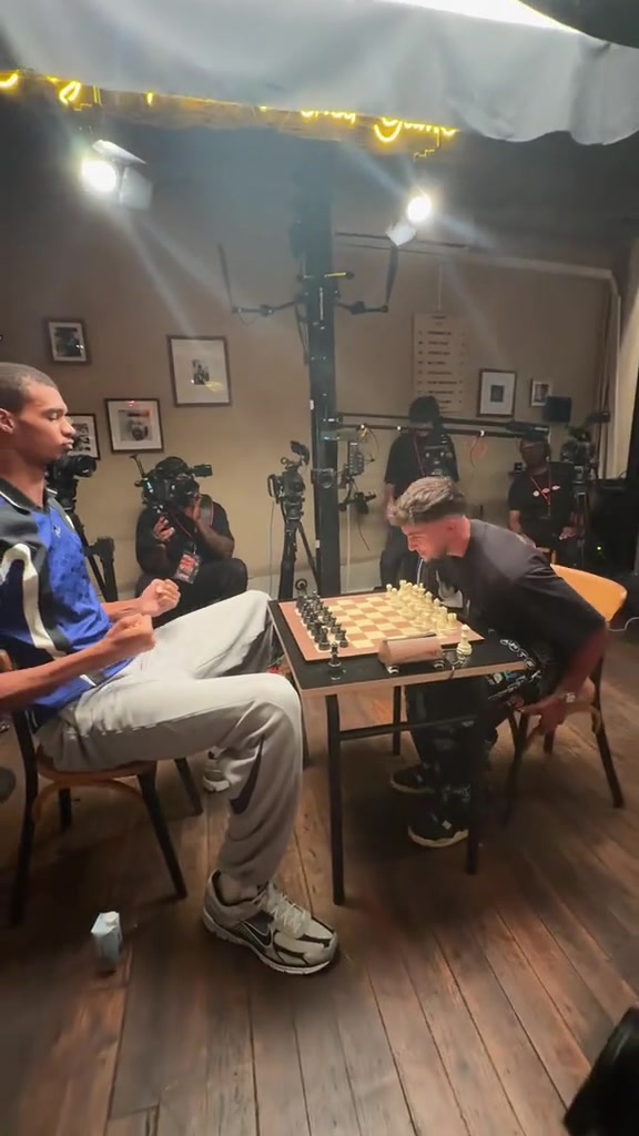 不愧少林高僧文班下棋前先来一套功夫运气蓄力