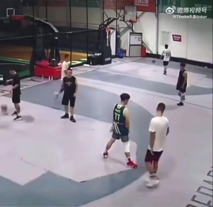 这种人就不配打篮球吧