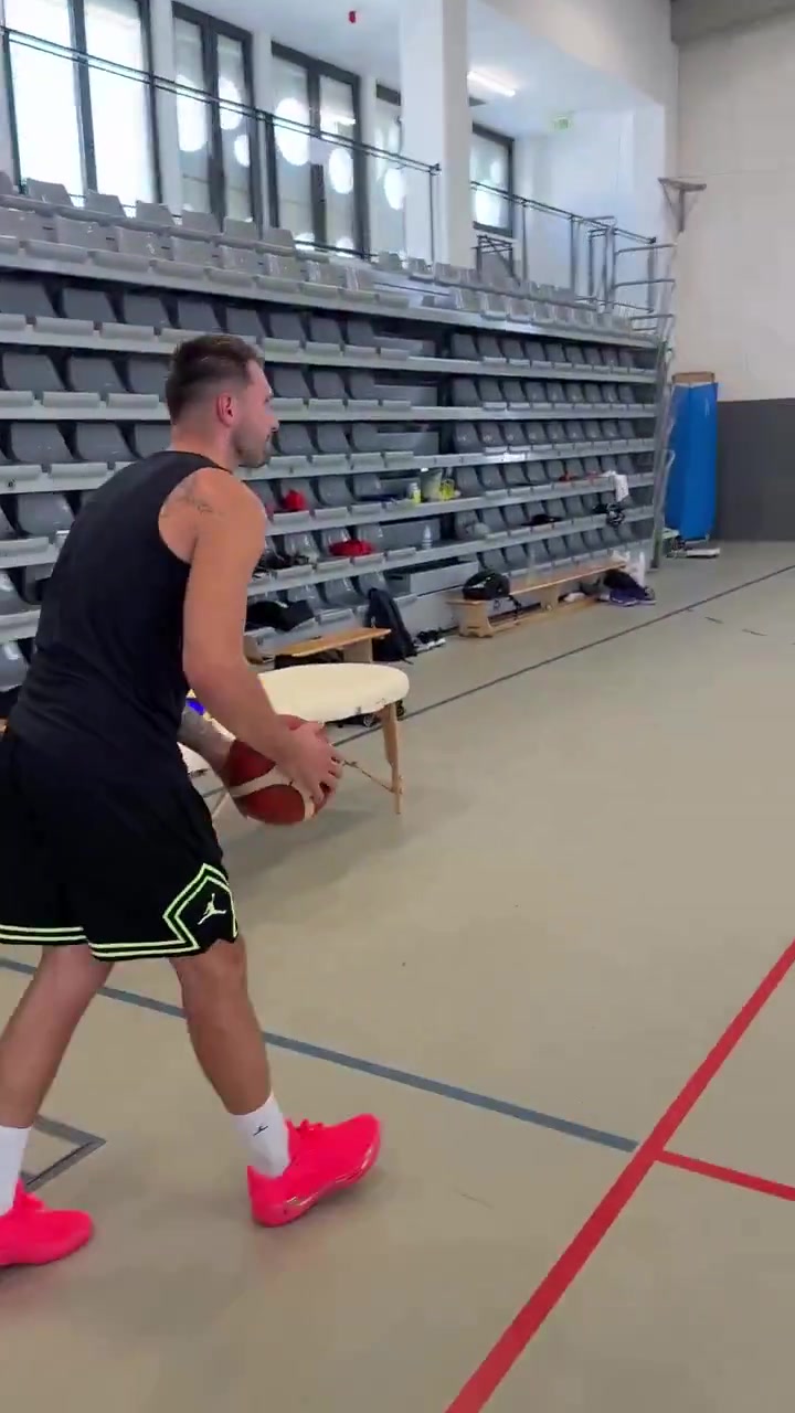 瘦成闪电了东契奇半场超远随手一扔就进了