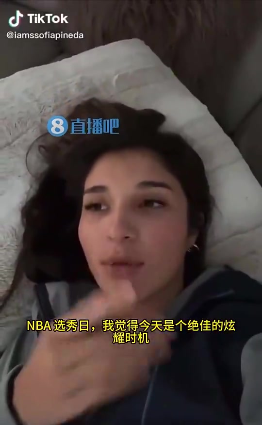 美女小姐姐曝光我和爱德华兹是校友当初曾帮他在代数考试作弊不然他得考0分