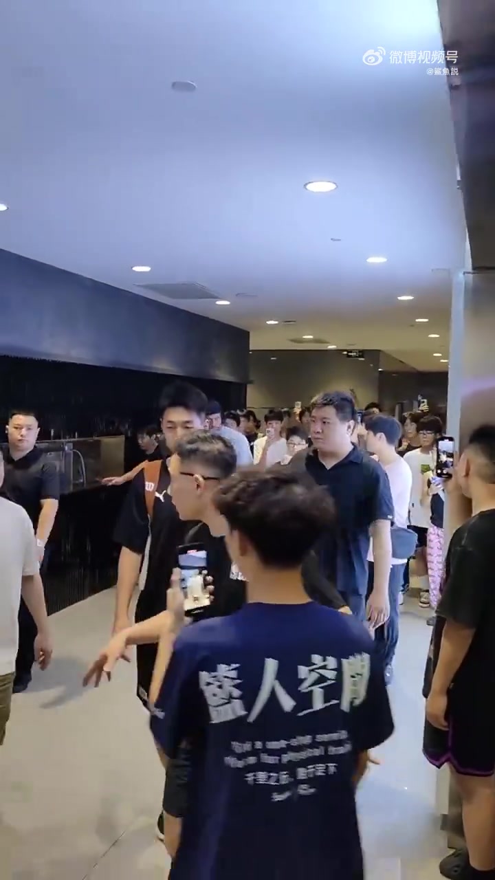 希尔德空降西安现场夹道欢迎的粉丝还是相当多的