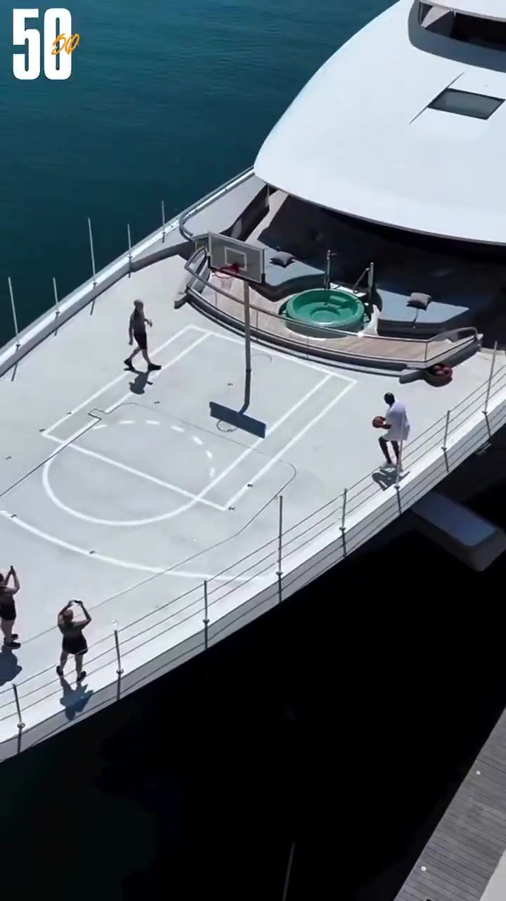 真的壕啊魔术师在游艇上打球没带EJ酱一起来吗