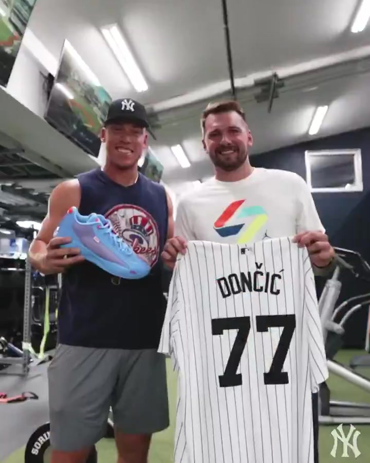 没有小肚子东契奇参加扬基队活动这身形真瘦成一道闪电