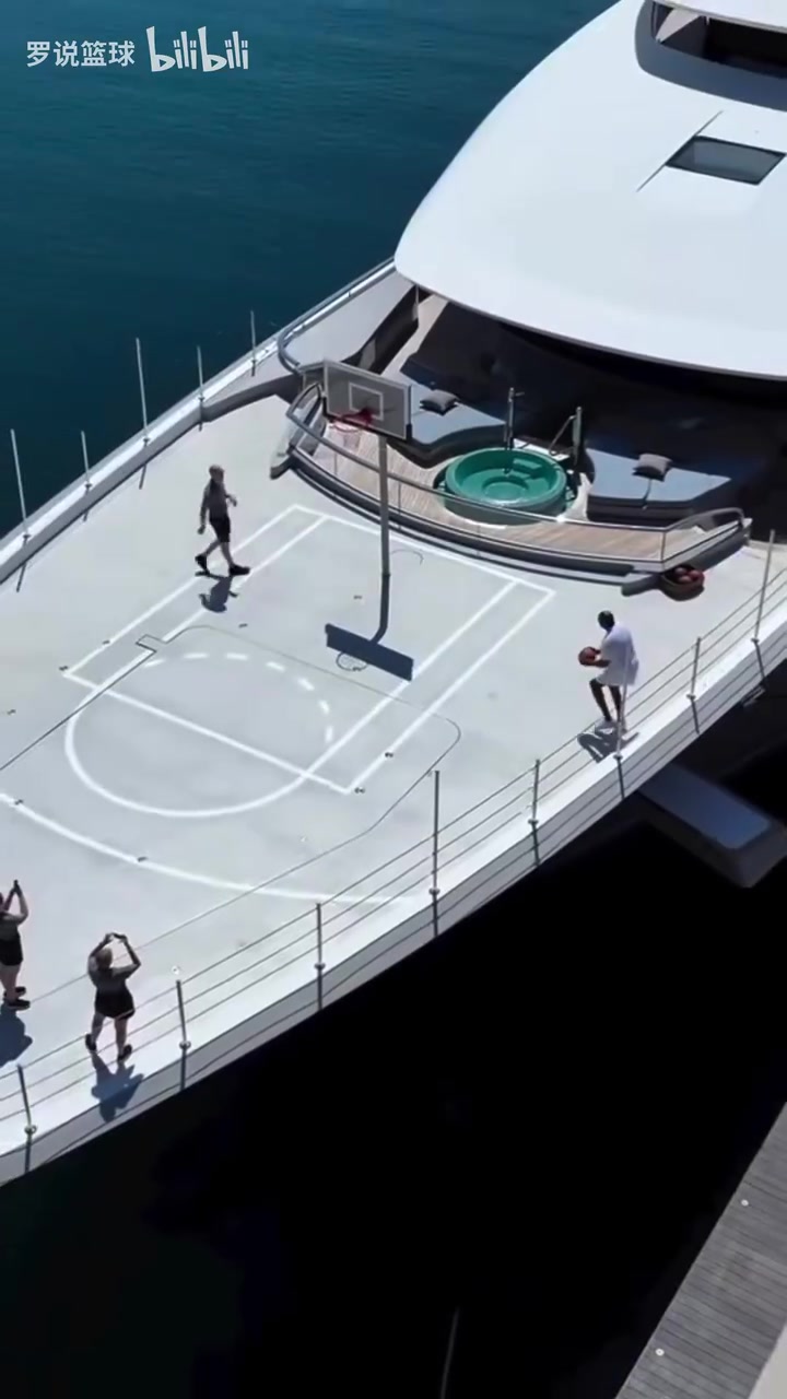老派游艇上打篮球魔术师重返梦一夺金地巴塞罗那